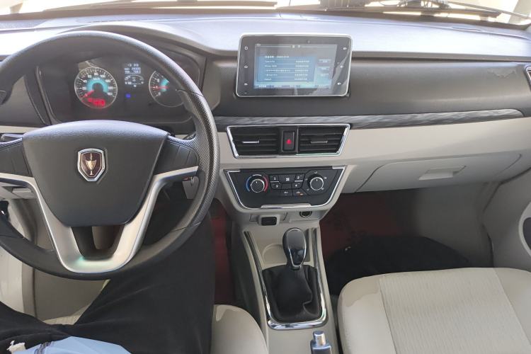 Used Jinbei New Hiace S 2023 1.5L Wealth Edition Van 2/5-Seater Non-Air-Conditioned Version SWC15M Center Console