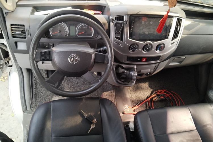 Used Dongfeng Yufeng 2018 2.3TA100 Standard Edition Logistics Vehicle Short Wheelbase Mid-Roof Design 5-9 Seater Powered by WP2.3 Steering Wheel