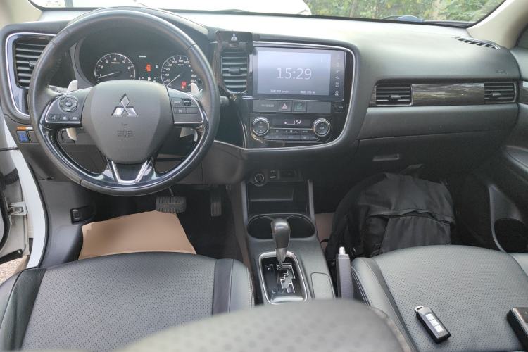 Used Mitsubishi Outlander 2016 2.4L 4x4 Luxury Edition 7-Seater
