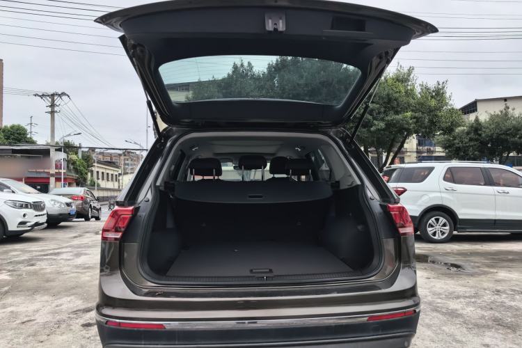 Used Volkswagen Tiguan L 2017 330TSI Automatic Two-Wheel Drive Luxury Edition Trunk