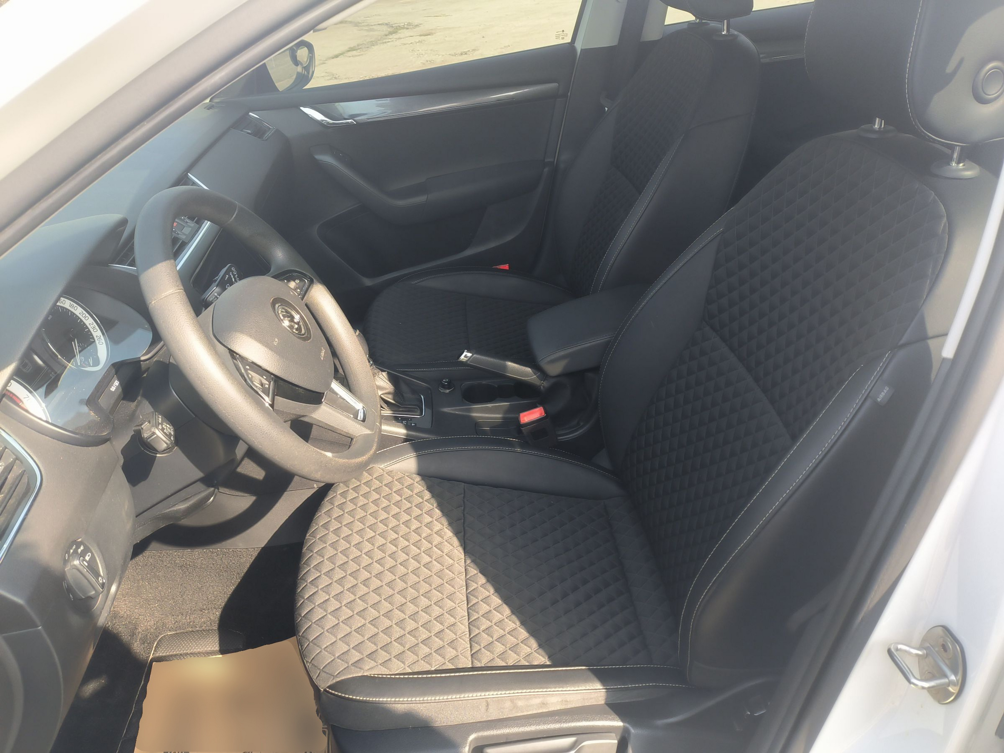 Переднее сиденье в автомобиле