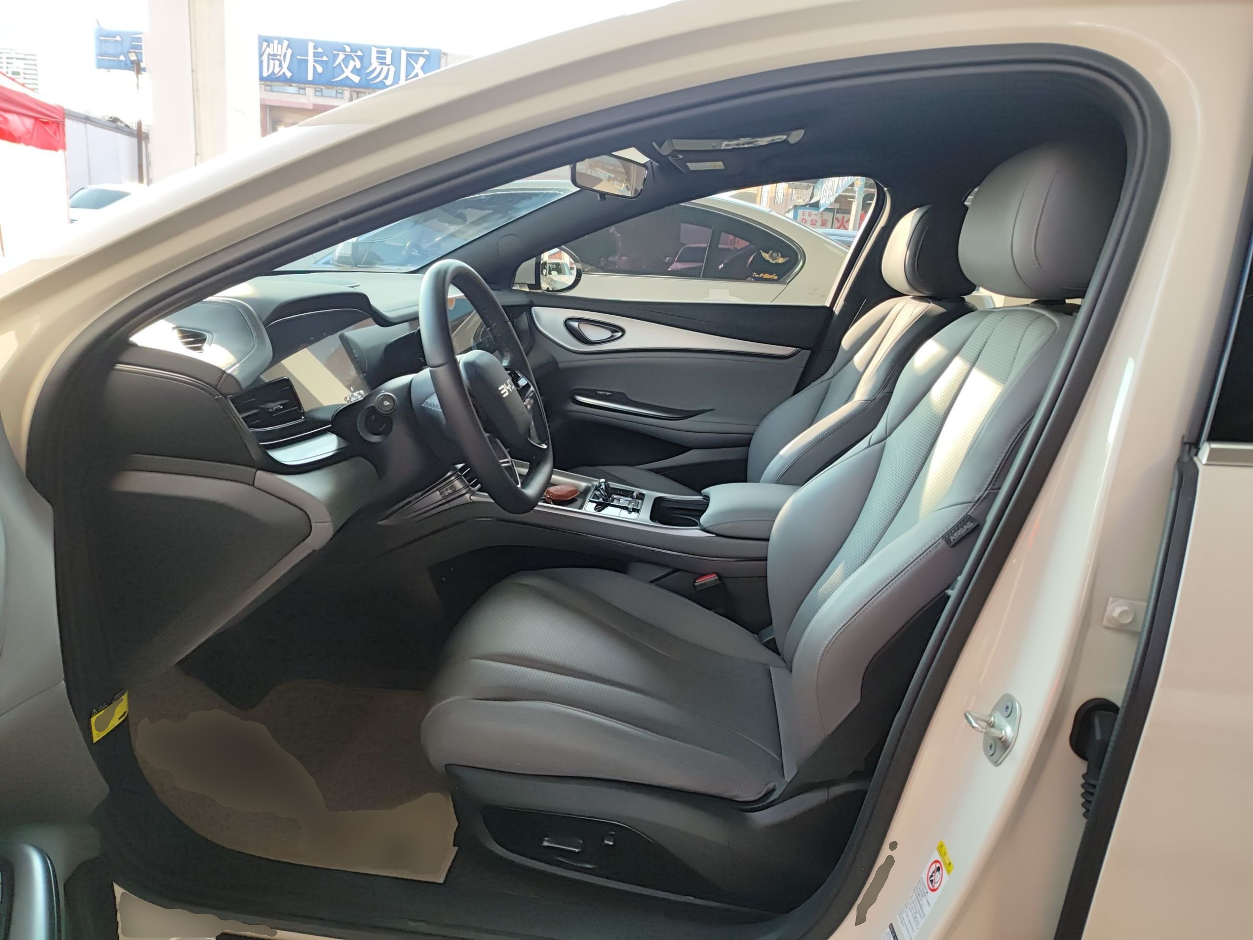 المقاعد الأمامية داخل السيارة