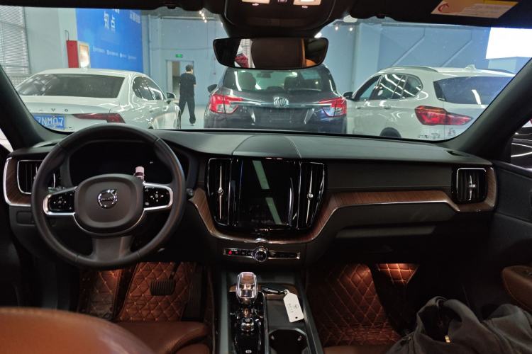 Used Volvo XC60 2023 B5 4x4 Smart Luxury Edition Center Console