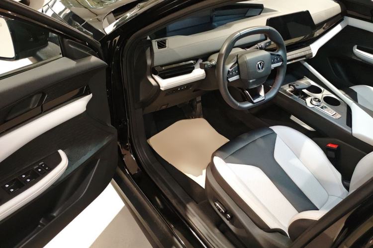 Used CHANGAN UNI-V iDD 2024 Blue Whale Smart Electric iDD 136km ZhiKu Model
