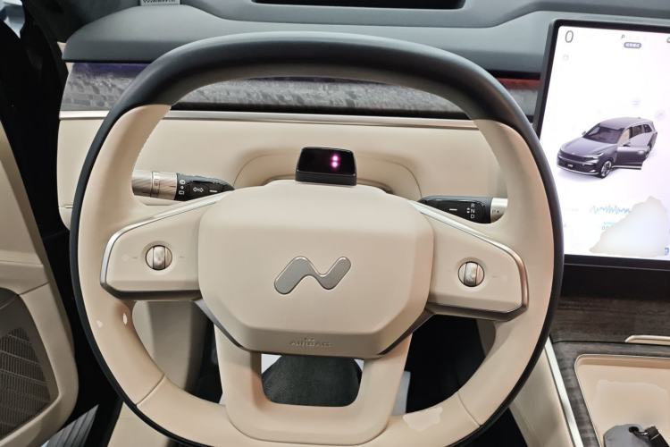 Used ONVO Luxeed L90 2025 Model—Max Six-Seater Version Steering Wheel