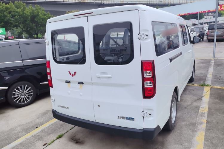 Used Wuling Yangguang 2024 300KM Comfort Version Passenger Van 75kW