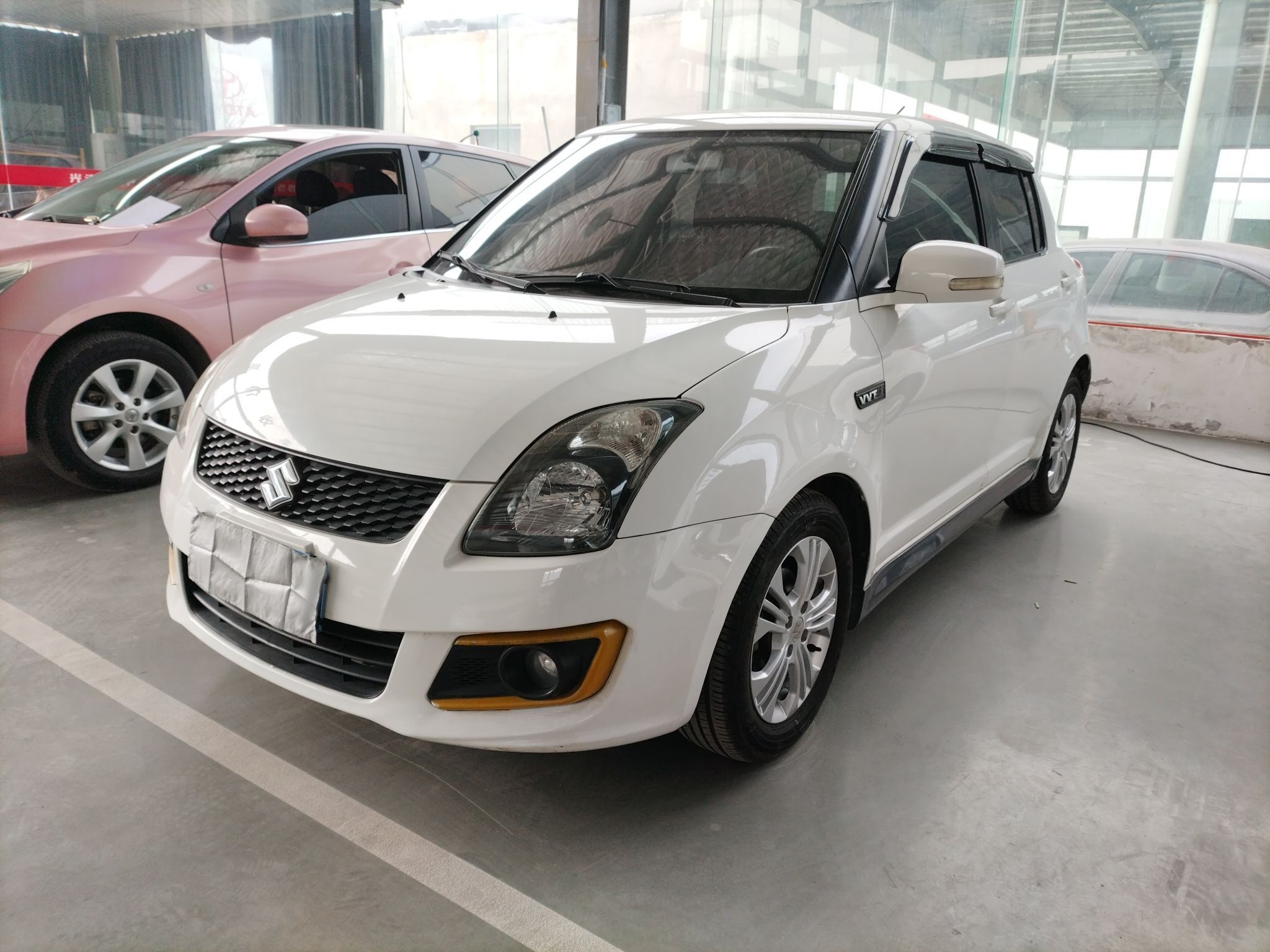 تحت مقدمة السيارة