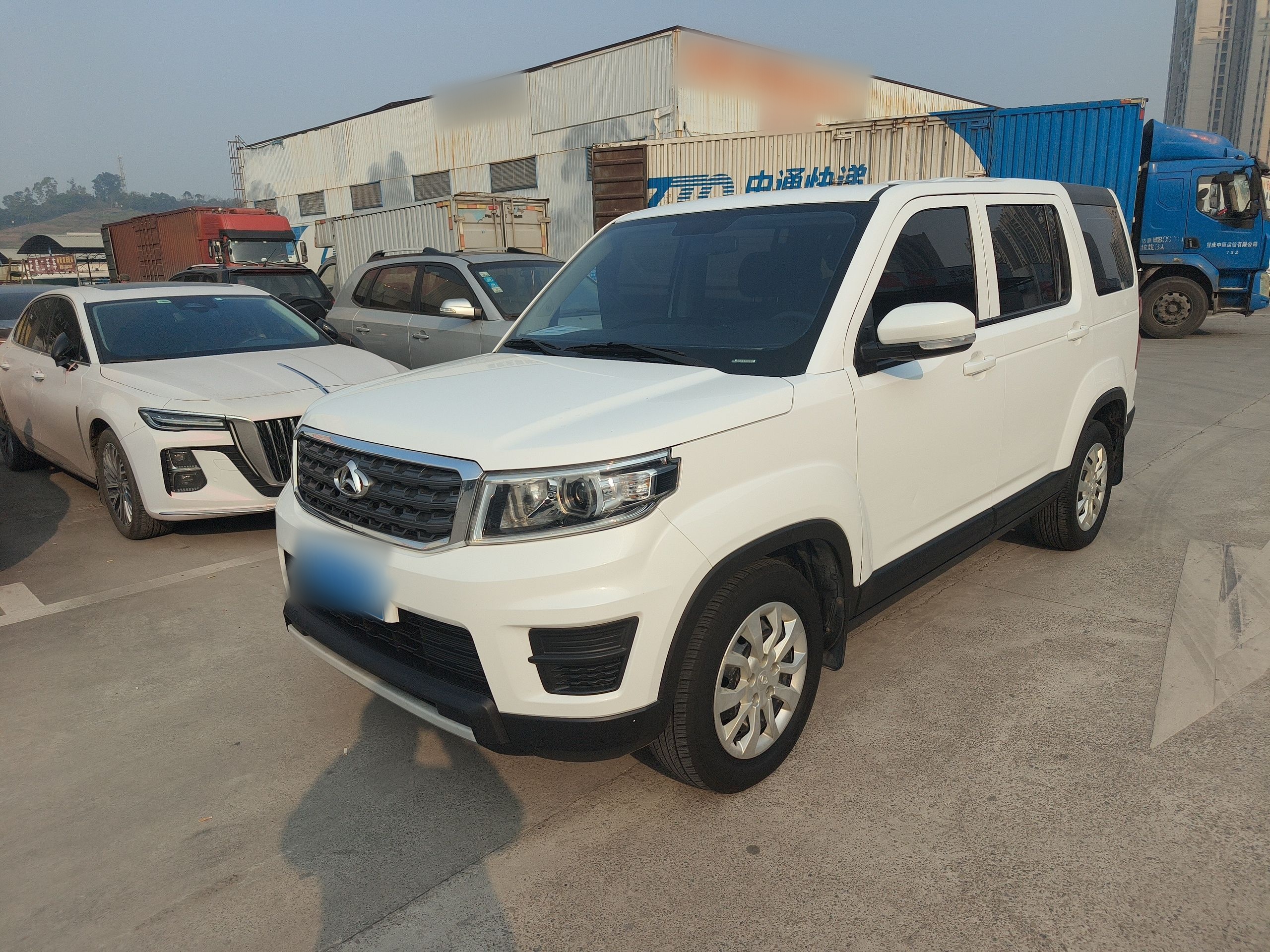 تحت مقدمة السيارة