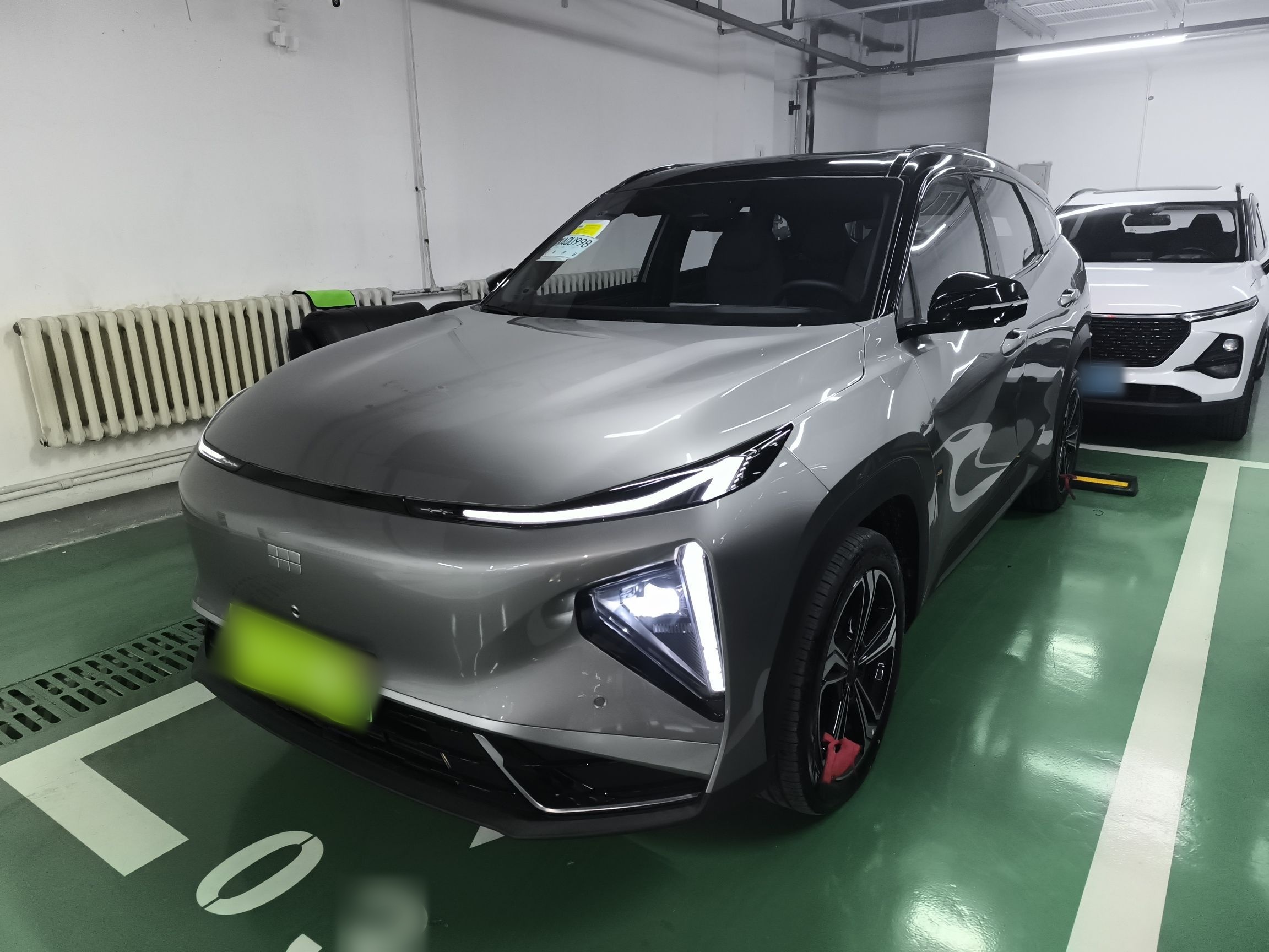 Под передней частью автомобиля