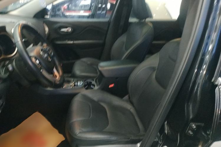 Used Jeep Cherokee 2016 2.4L Leading Smart Version
