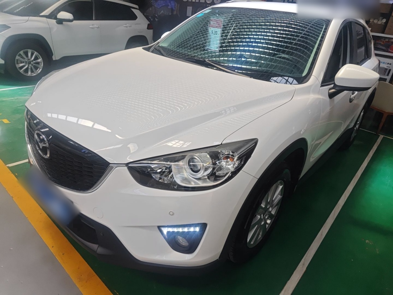 تحت مقدمة السيارة