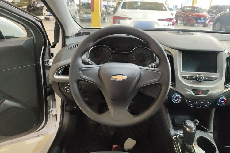 Used Chevrolet Cruze 2018 320 Automatic Pioneer Sunroof Edition Steering Wheel