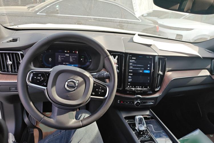 Used Volvo XC60 New Energy 2024 T8 Plug-in Hybrid Long-Range All-Wheel Drive Smart Luxury Edition
