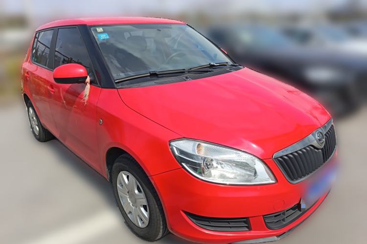 Used Skoda Fabia 2014 1.4L Automatic Crystal Edition Front Right 45 Deg