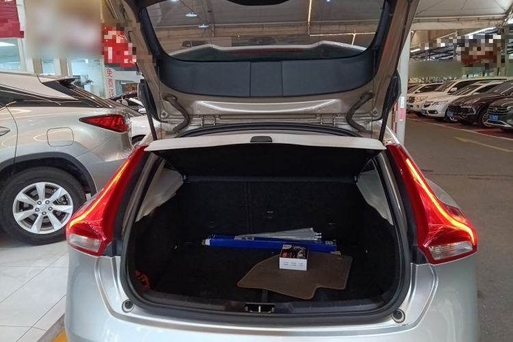 Used Volvo V40 2015 1.6T Zhiyi Edition Trunk