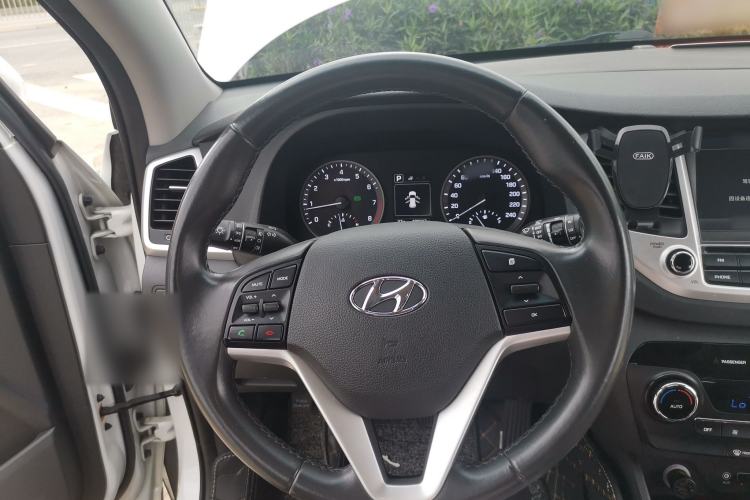 Used Hyundai Tucson 2015 1.6T Dual-Clutch Two-Wheel-Drive Smart Model Steering Wheel