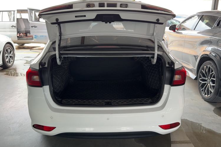 Used Roewe i5 2019 1.5L Manual 4G Connected Langyue Edition Trunk