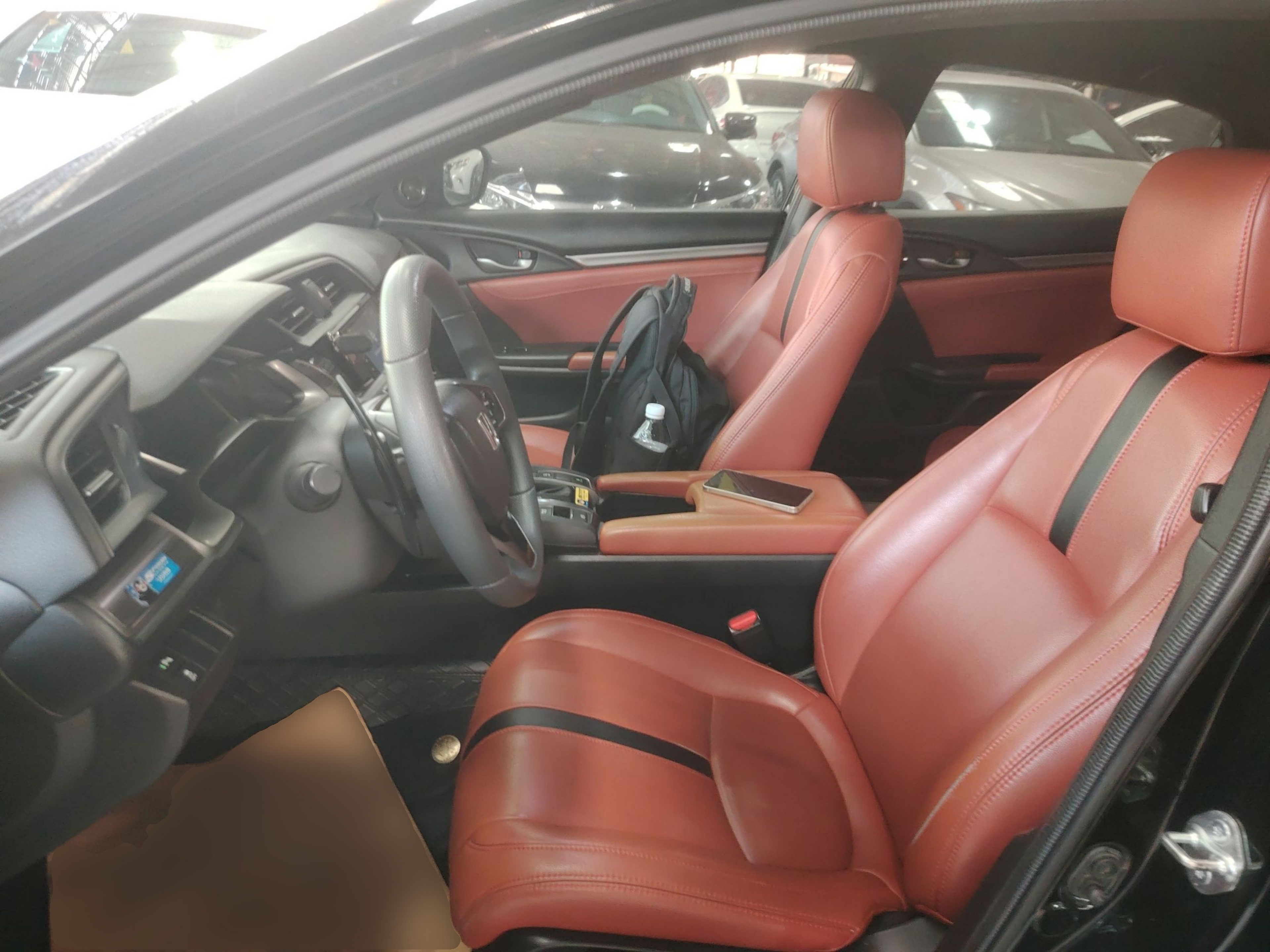 المقاعد الأمامية داخل السيارة