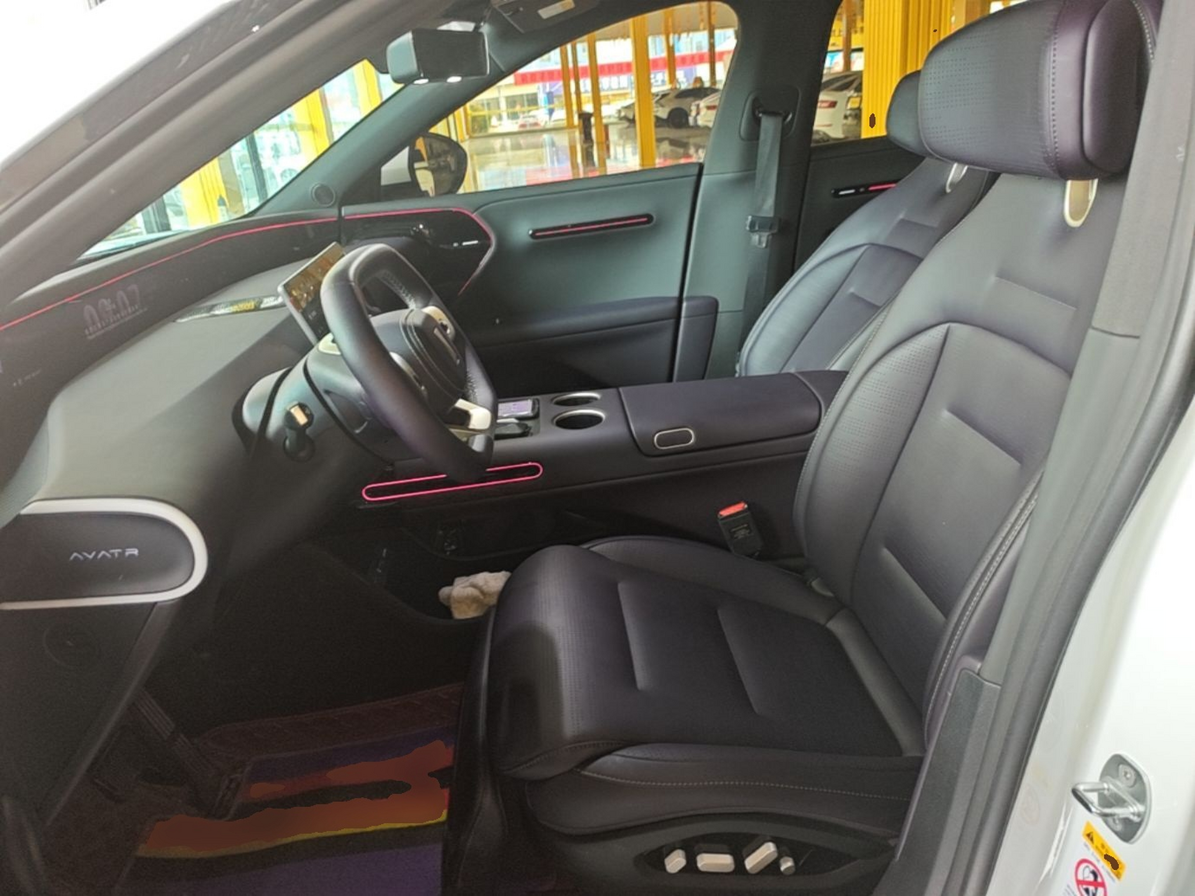 المقاعد الأمامية داخل السيارة