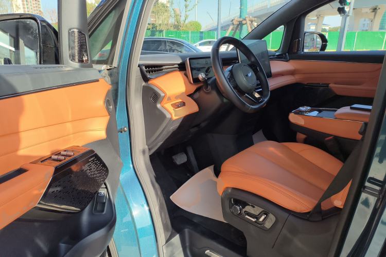 Used Geely Galaxy LEVC L380 2024 140-Degree 6-Seater All-Wheel-Drive Ultra