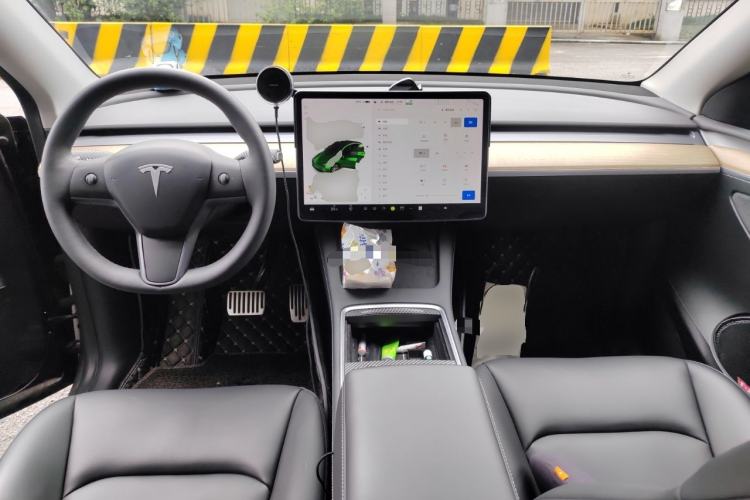 Used Tesla Model Y 2021 Standard Range Rear-Wheel Drive Version Center Console