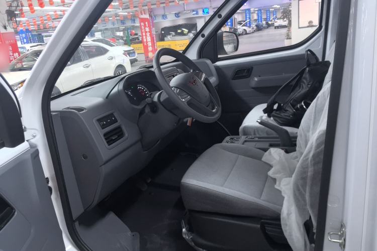 Used Wuling Yangguang 2024 300KM Comfort Version Passenger Van 75kW