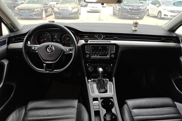 Used Volkswagen Magotan 2017 330TSI DSG Leading Model
