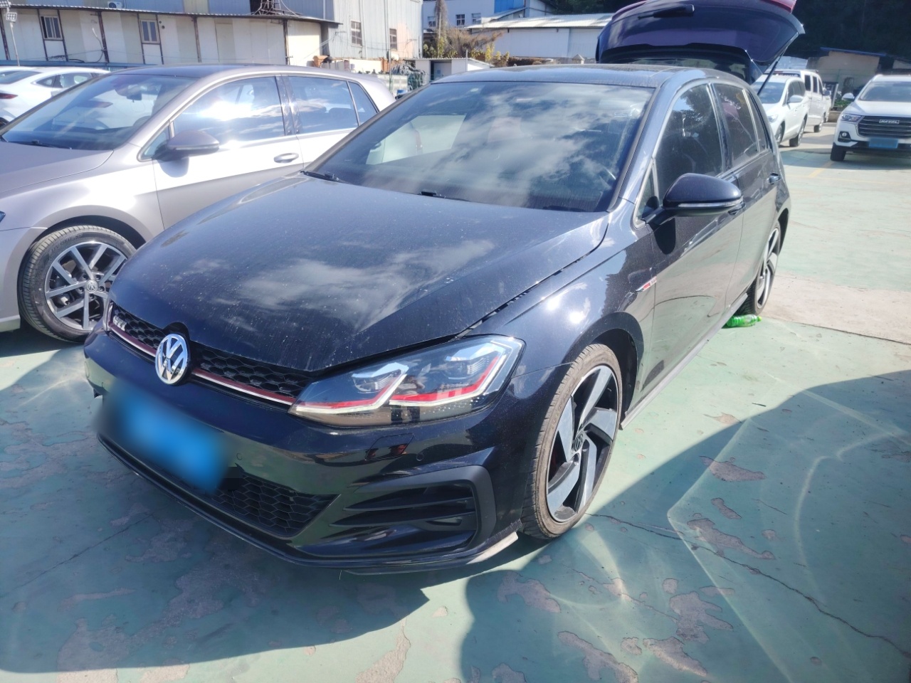 تحت مقدمة السيارة