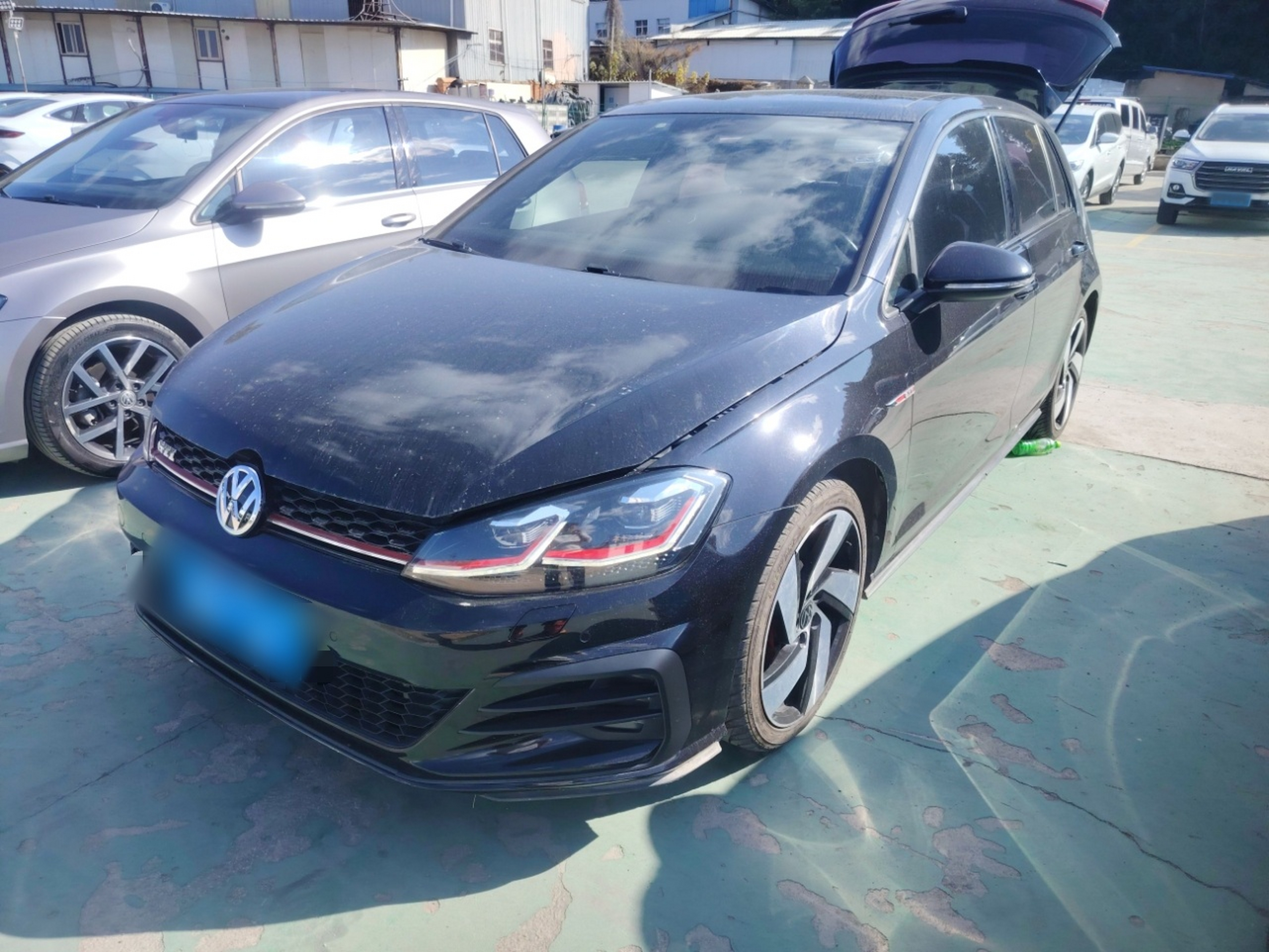 Под передней частью автомобиля