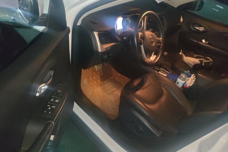 Used Jeep Cherokee 2016 2.0L Superior Edition Driver Seat