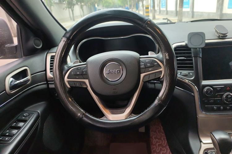 Used Jeep Grand Cherokee 2016 3.0L Comfort Navigation Edition Steering Wheel