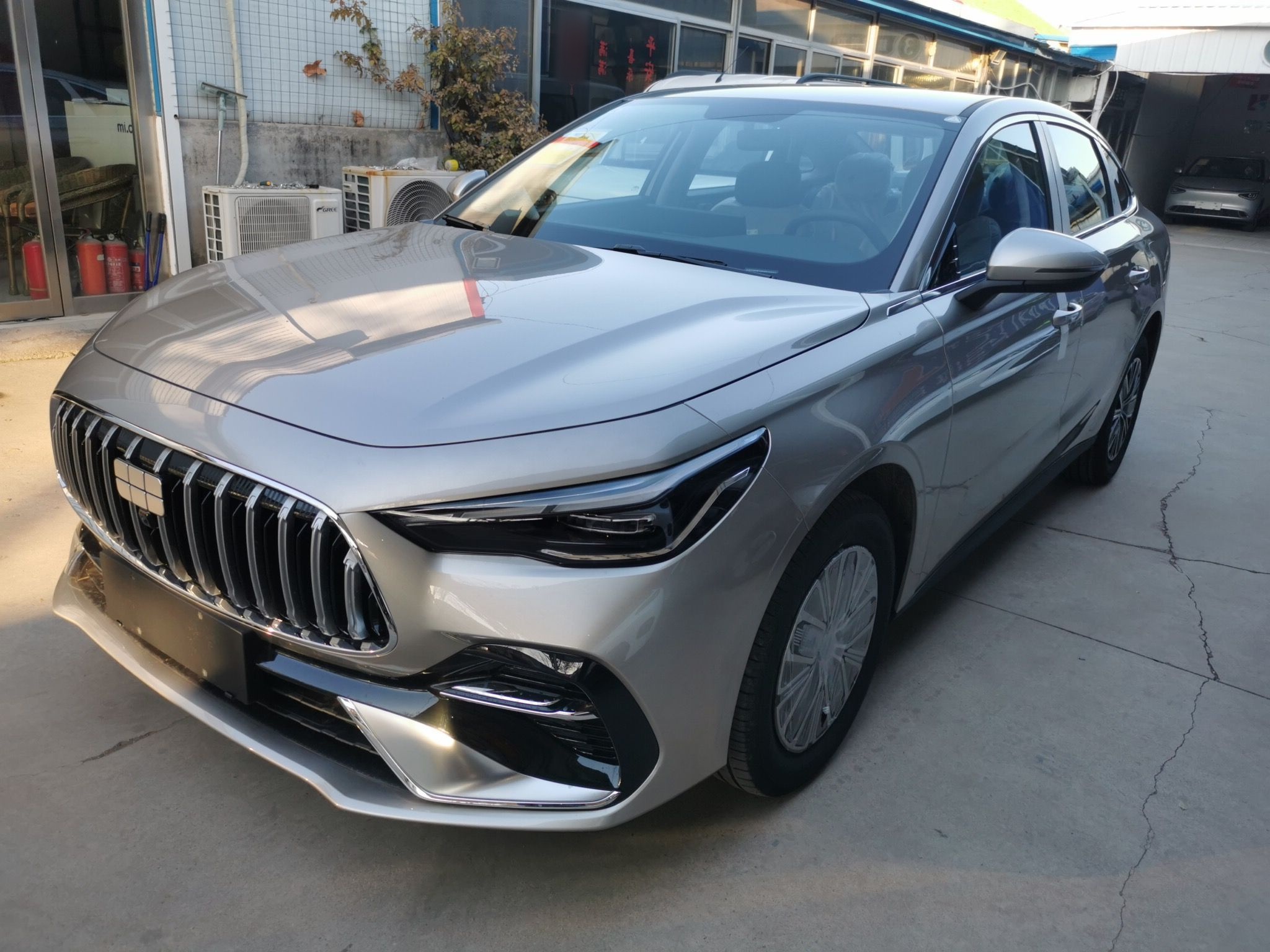 تحت مقدمة السيارة