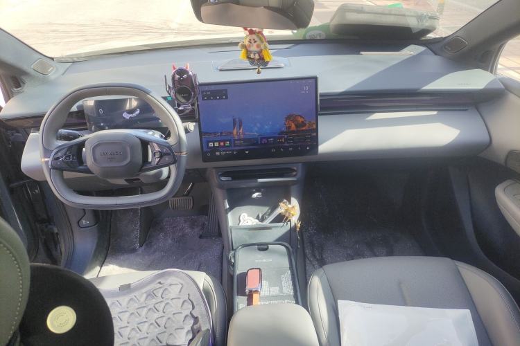 Used Lynk & Co Z20 2025 530 km Range Rear-Wheel Drive Pro Center Console