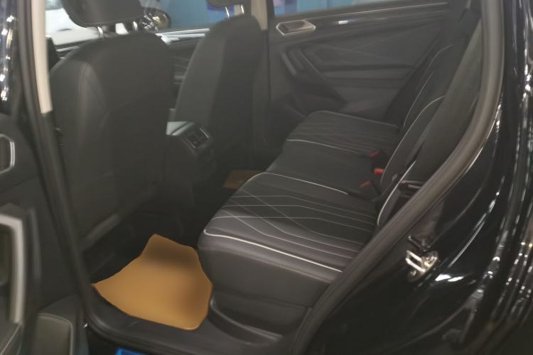 Used Volkswagen Tiguan L 2025 Model, Outstanding Version, 300TSI Automatic Two-Wheel Drive Longteng Edition Left Rear Seat