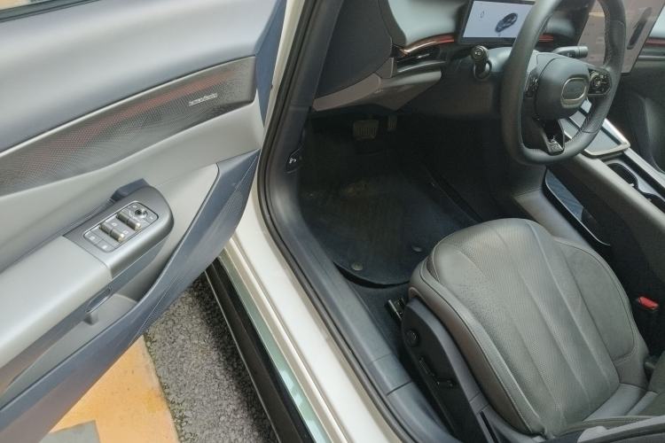 Used Lynk & Co 07 2024 EM-P 126 Long-Range Halo Driver Seat