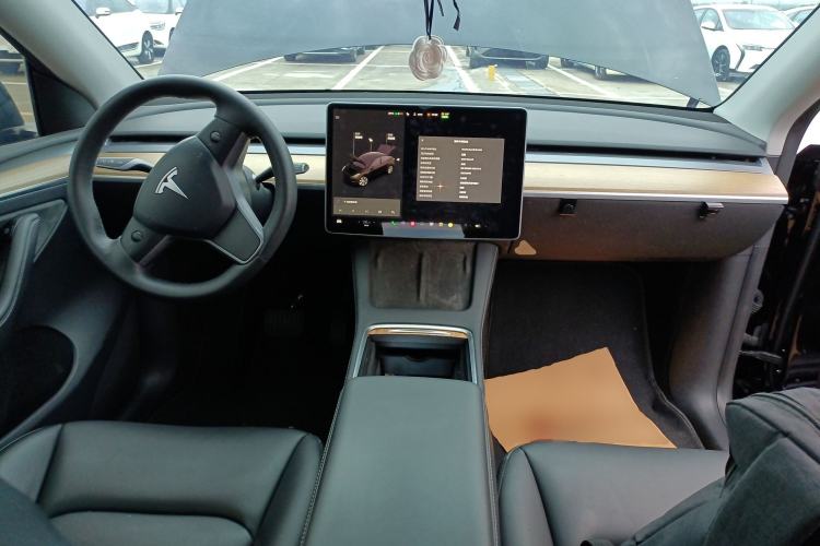 Used Tesla Model Y 2021 Standard Range Rear-Wheel Drive Version Center Console