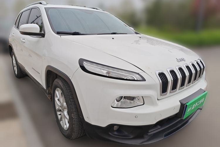 Used Jeep Cherokee 2016 2.0L Superior Edition Front Right 45 Deg