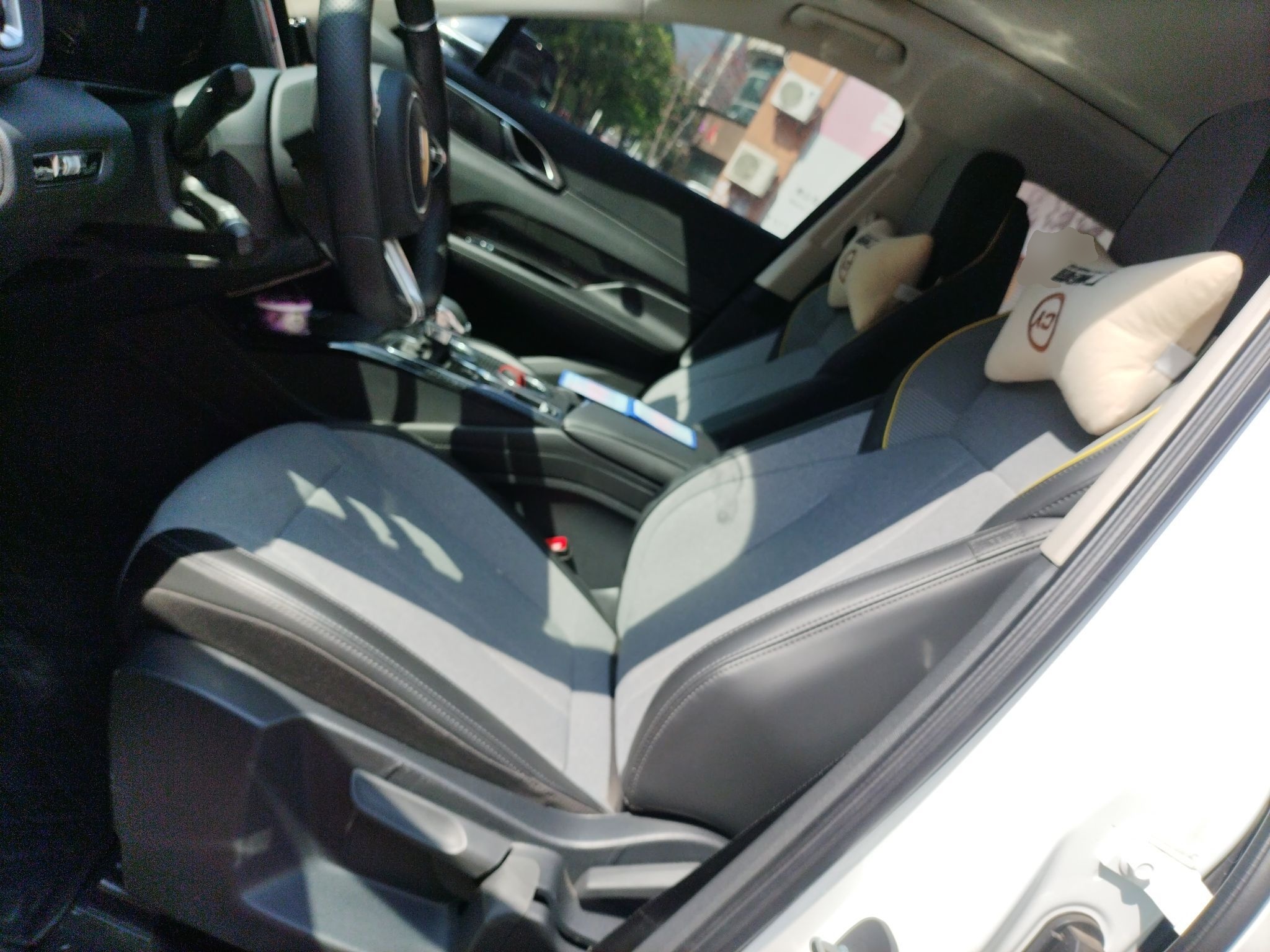 Переднее сиденье в автомобиле