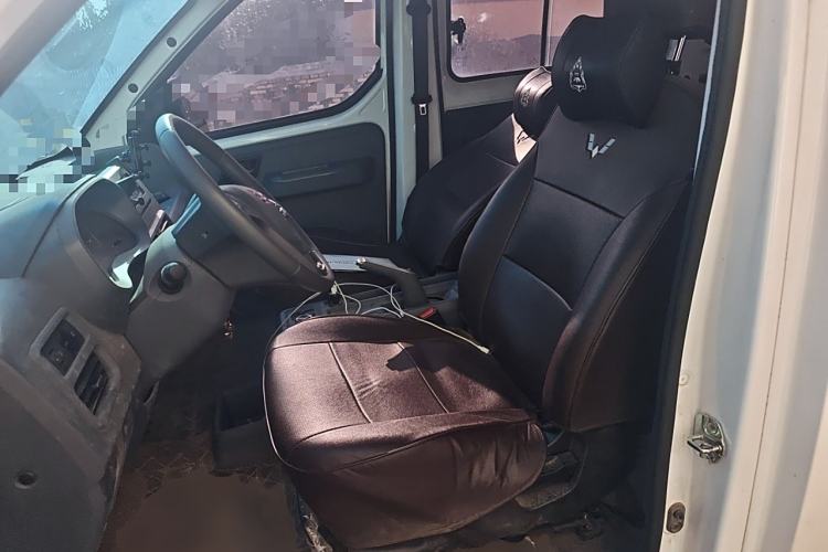 Used Wuling Yangguang 2024 300km Comfort-Grade Passenger Van 60kW