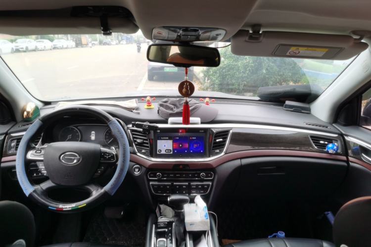 Used GAC Trumpchi GS8 2017 320T Two-Wheel Drive Luxury Smart Connectivity Version (7 Seats) Center Console