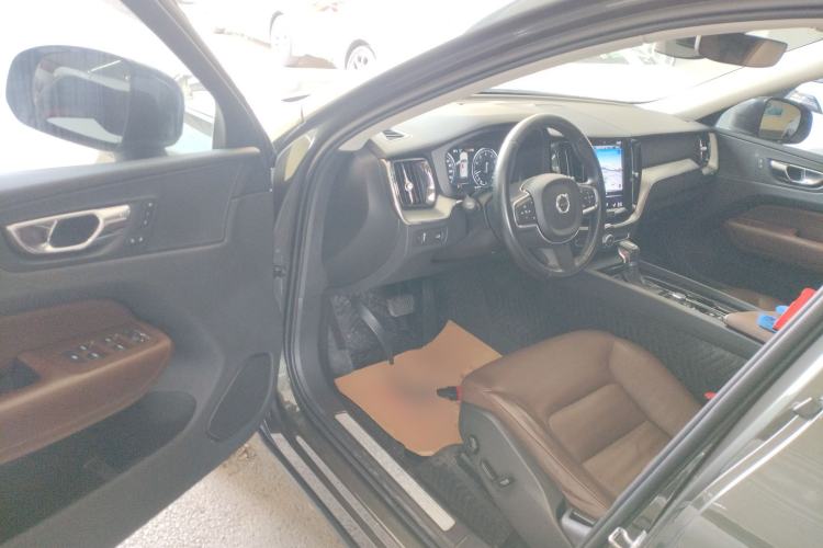 Used Volvo XC60 2019 T5 4x4 Zhiyuan Edition China VI Standard
