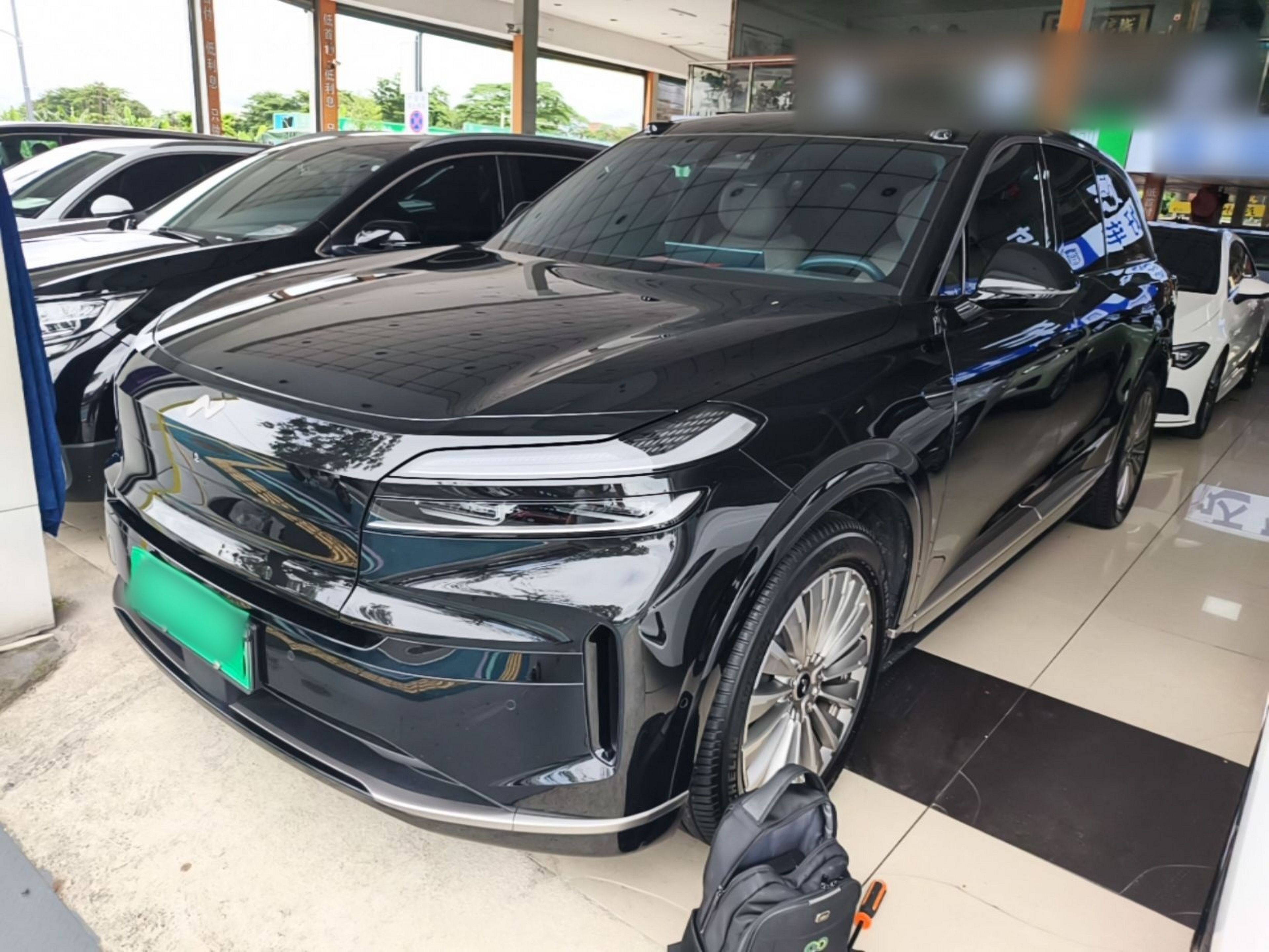 Unter der Vorderseite des Autos
