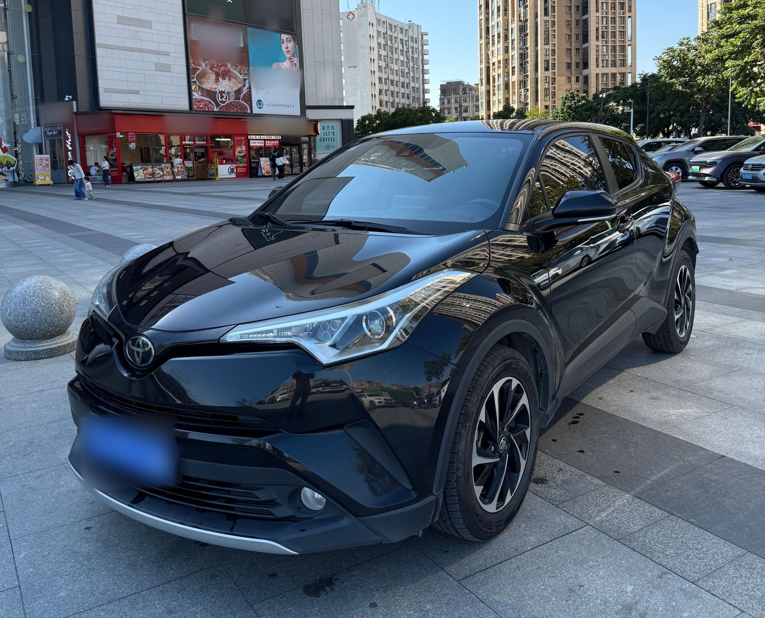 Под передней частью автомобиля