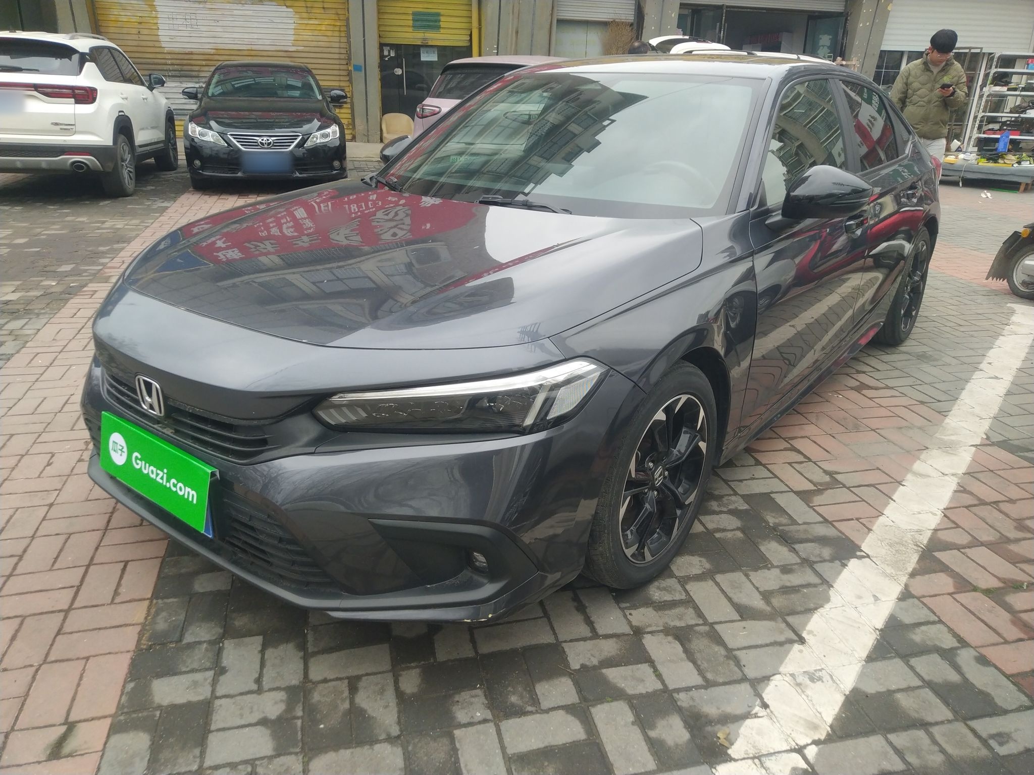 Под передней частью автомобиля