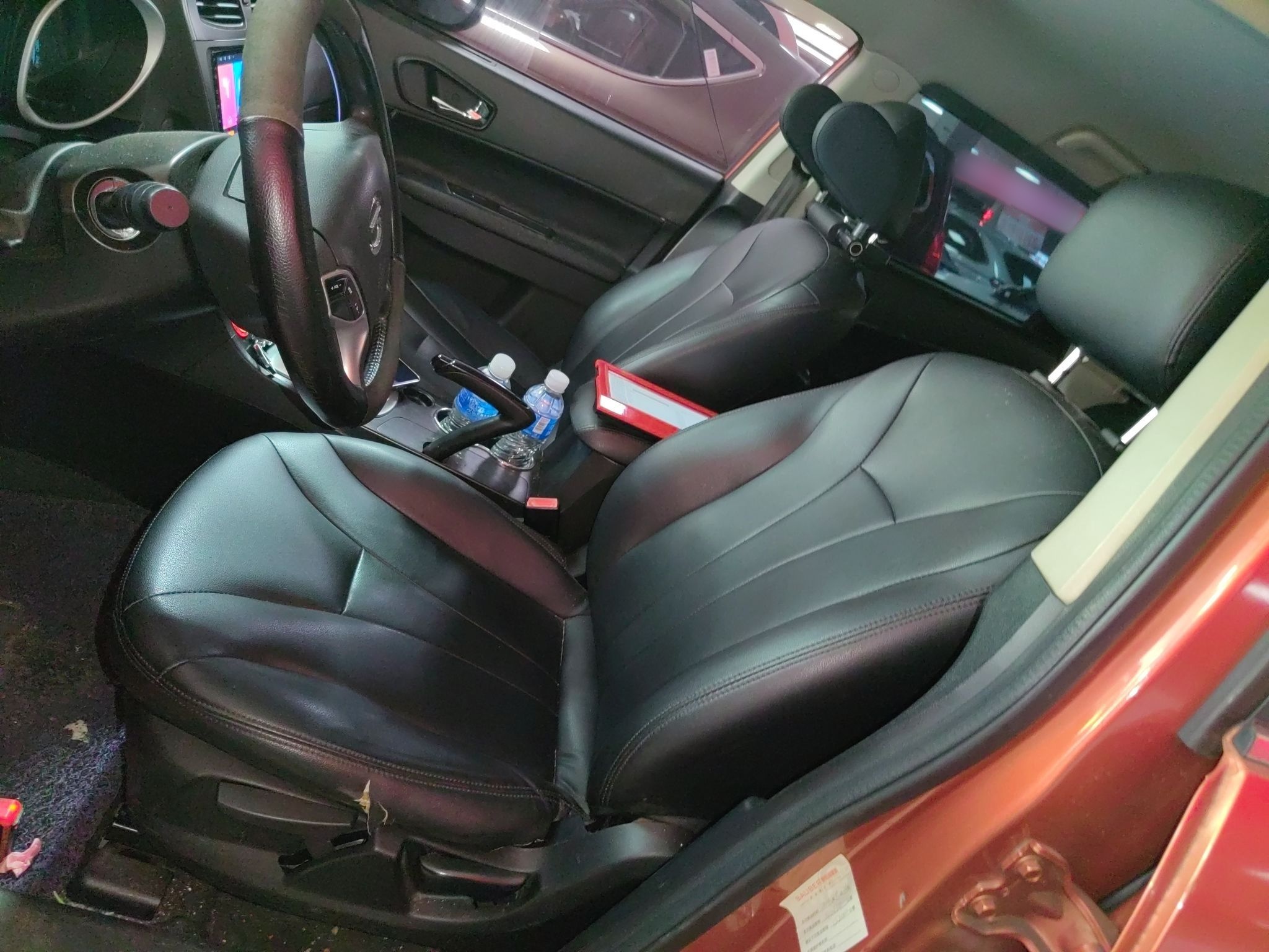 Переднее сиденье в автомобиле