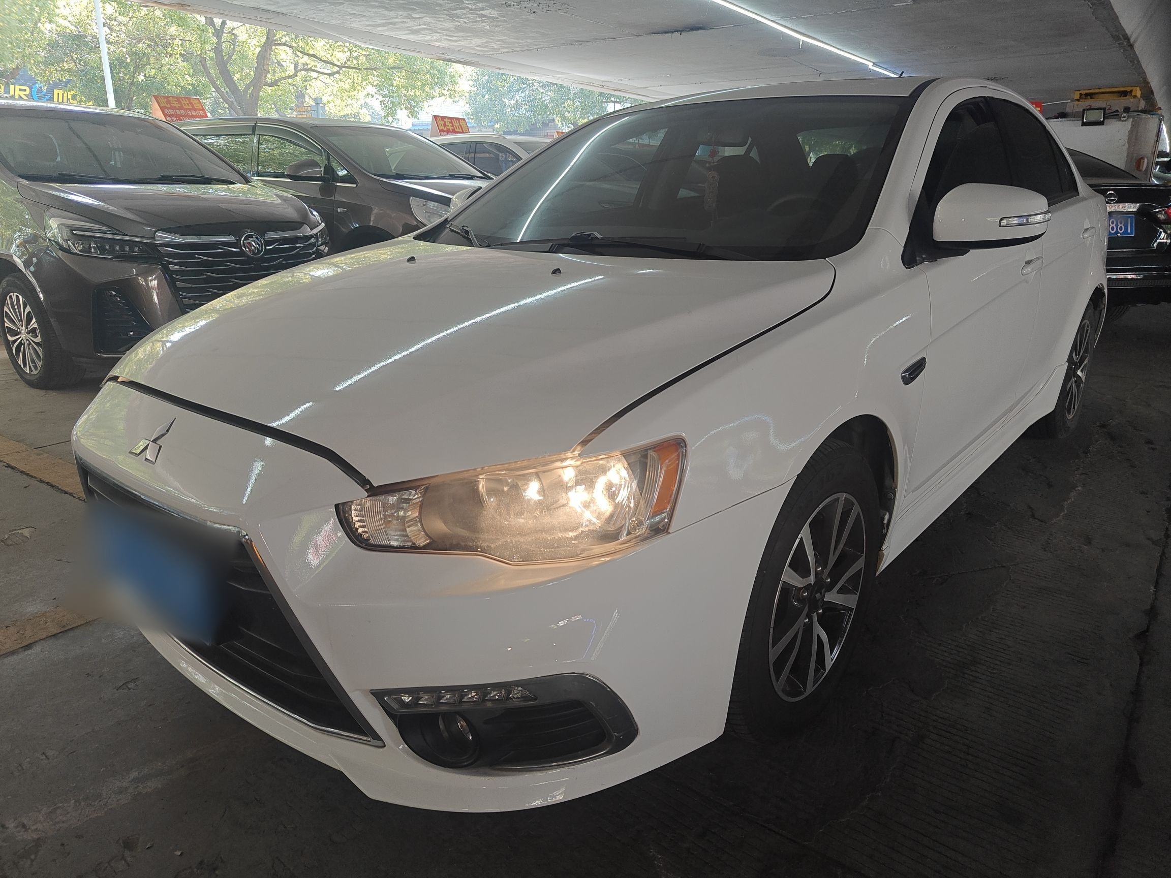 تحت مقدمة السيارة