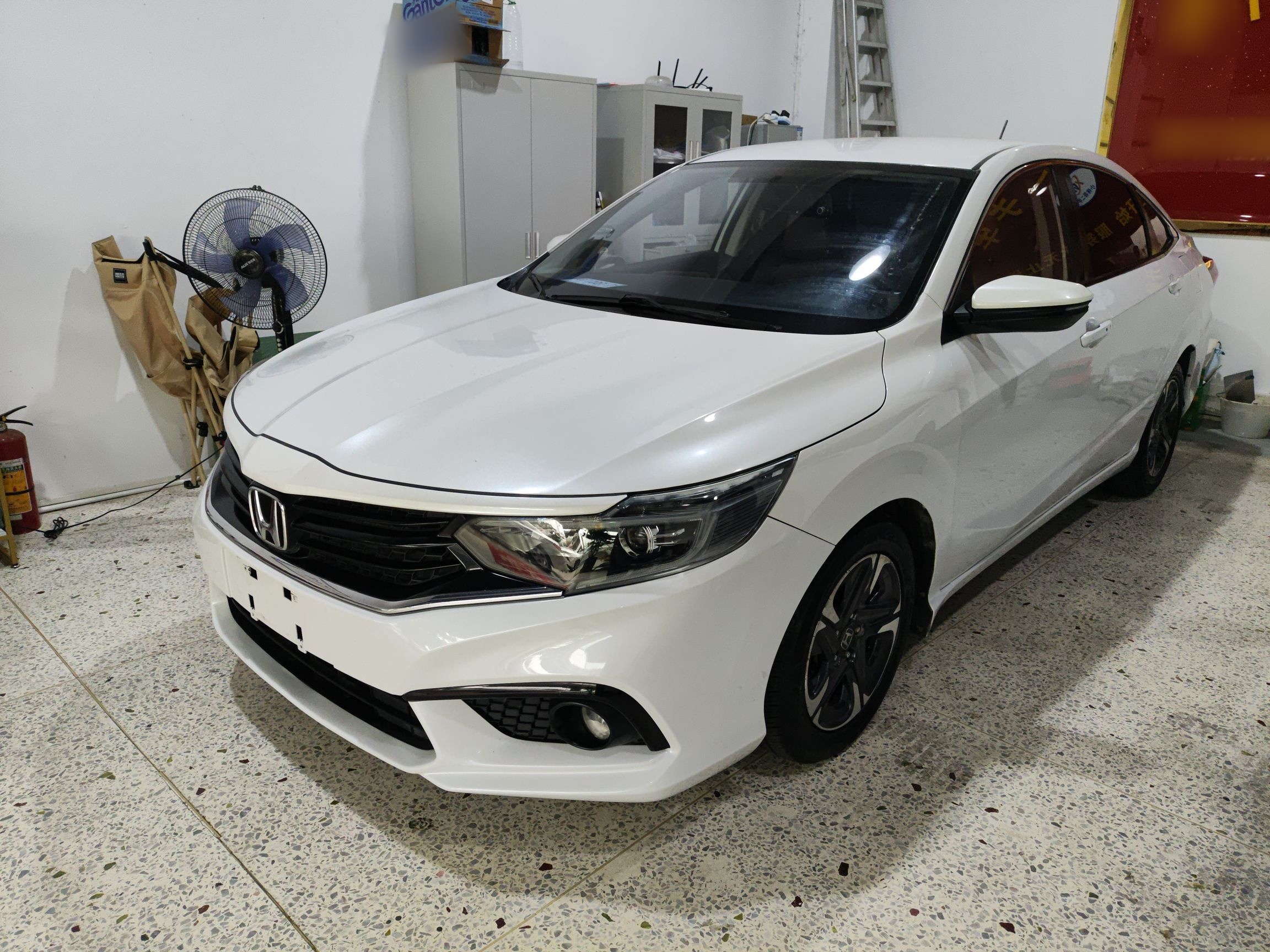 Под передней частью автомобиля