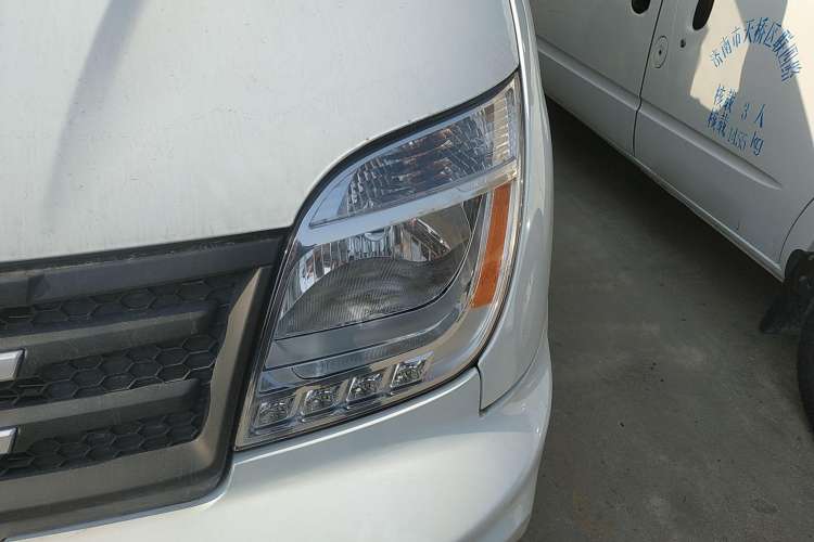 Used SAIC MAXUS Xintu V80 2023 2.0T Manual Classic City Delivery King Short Wheelbase Mid-Roof 3-Seater
