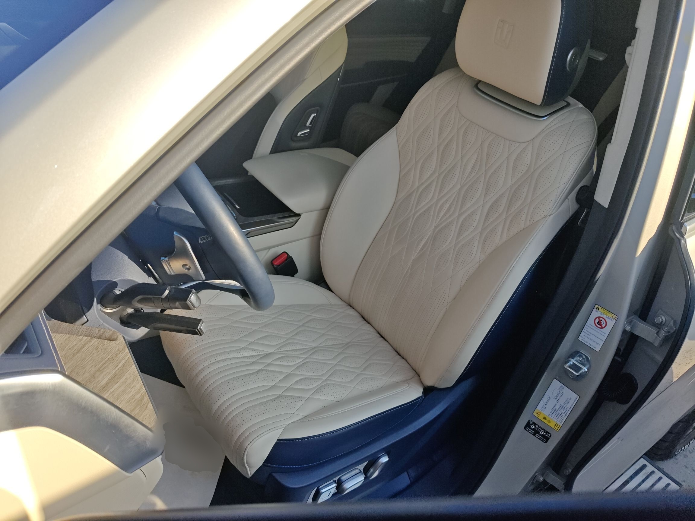 المقاعد الأمامية داخل السيارة