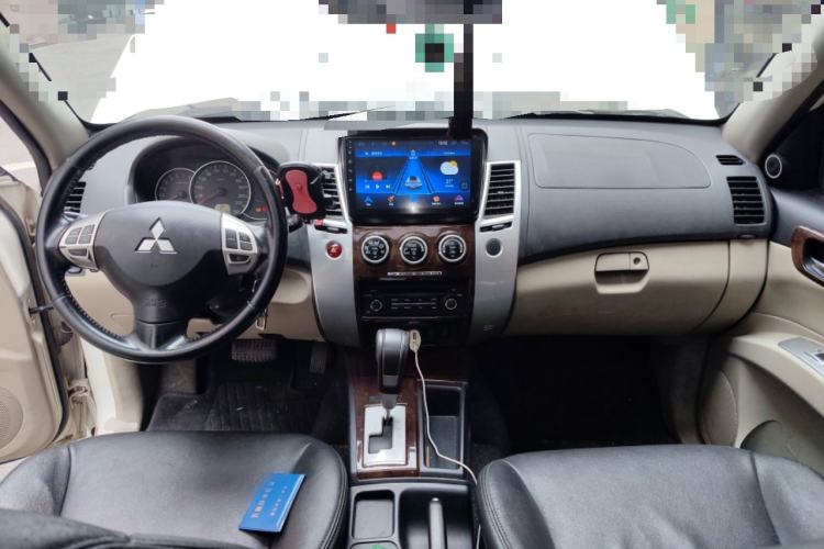 Used Mitsubishi Pajero Sport 2013 3.0L Automatic Two-Wheel Drive Luxury Edition Center Console